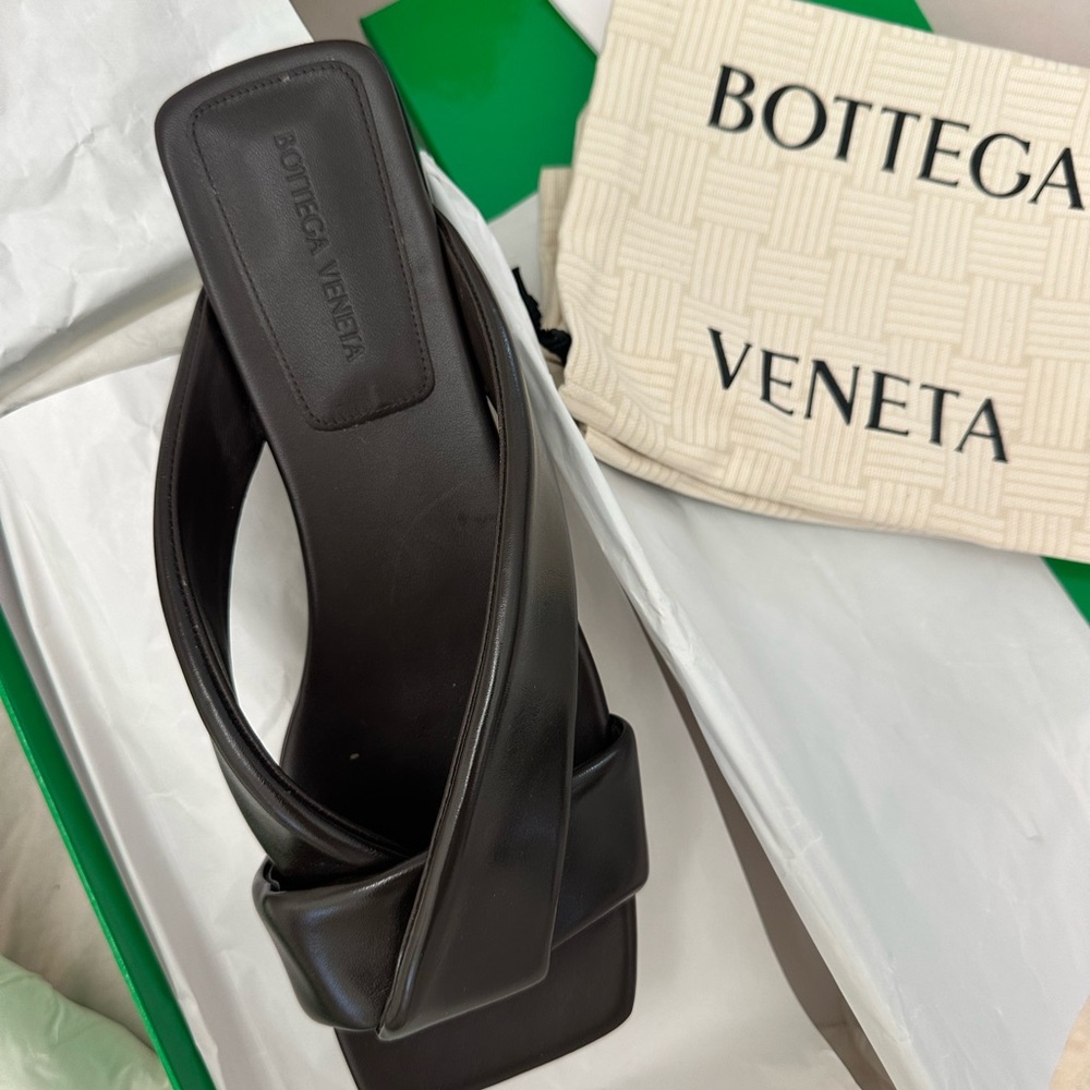 Bottega Veneta Black Leather Square-Toe Slide with Tan Sole